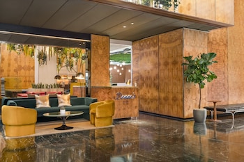 2 restaurants, breakfast, lunch, dinner served; American cuisine at The Delphi Hotel