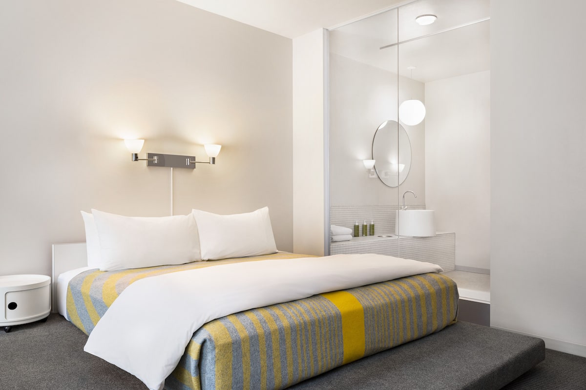 Premium bedding, in-room safe, desk, laptop workspace