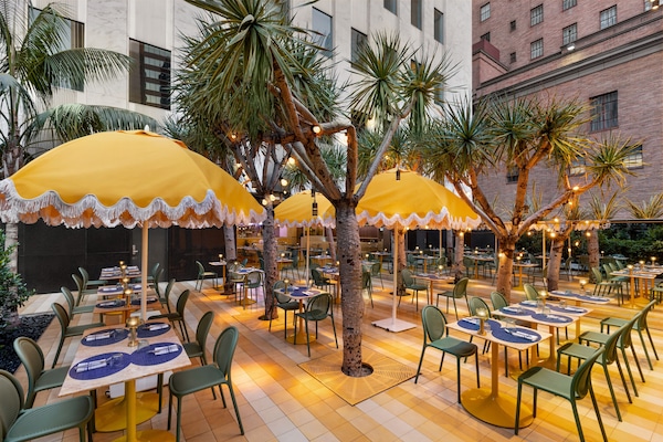 2 ravintolaa, joissa tarjoillaan aamiainen; amerikkalainen keittiö