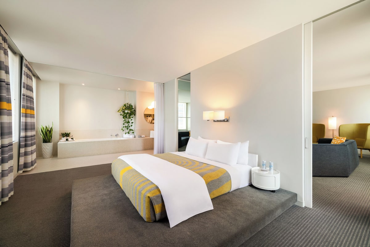 Suite (Delphi Penthouse) | Premium bedding, in-room safe, desk, laptop workspace