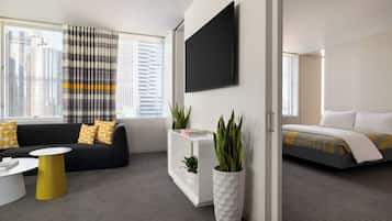 Suite, barrierearm (Delphi Penthouse) | Hochwertige Bettwaren, Zimmersafe, Schreibtisch