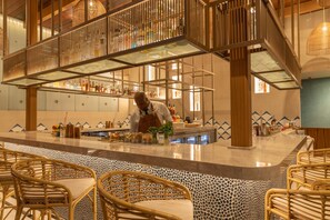 2 间餐厅，供应早餐、午餐和晚餐，美洲菜