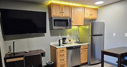 Super 8 by Wyndham Cloverdale IN