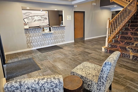 Lobby. Super 8 by Wyndham Cloverdale IN