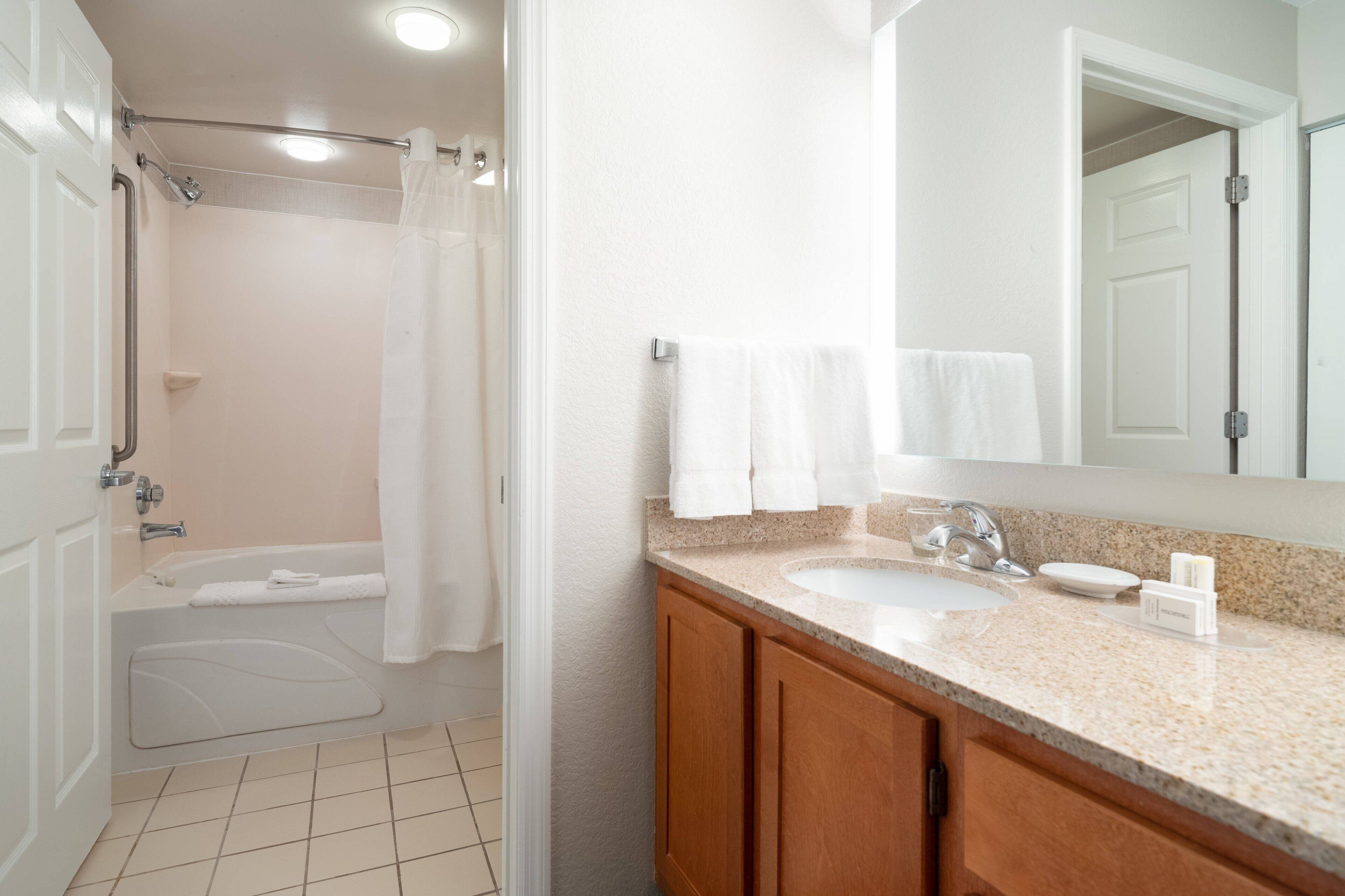 suite, 1 bedroom (mobility/hearing accessible, tub) | bathroom | free toiletries, hair dryer, towels