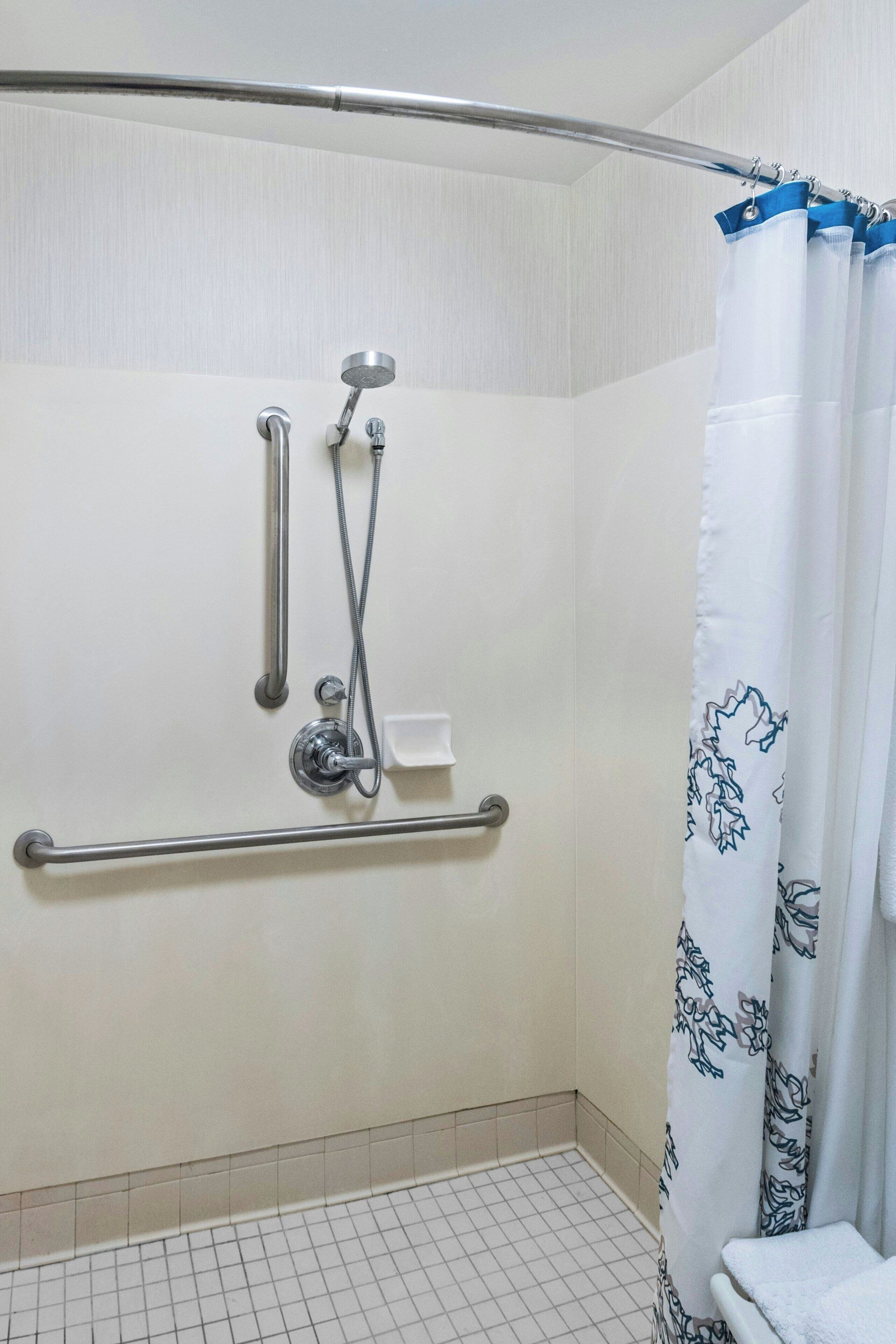 combined shower/bathtub, hair dryer, towels