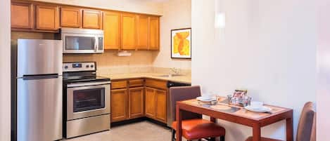 Refrigerador, microondas, placa de cocina, lavavajillas