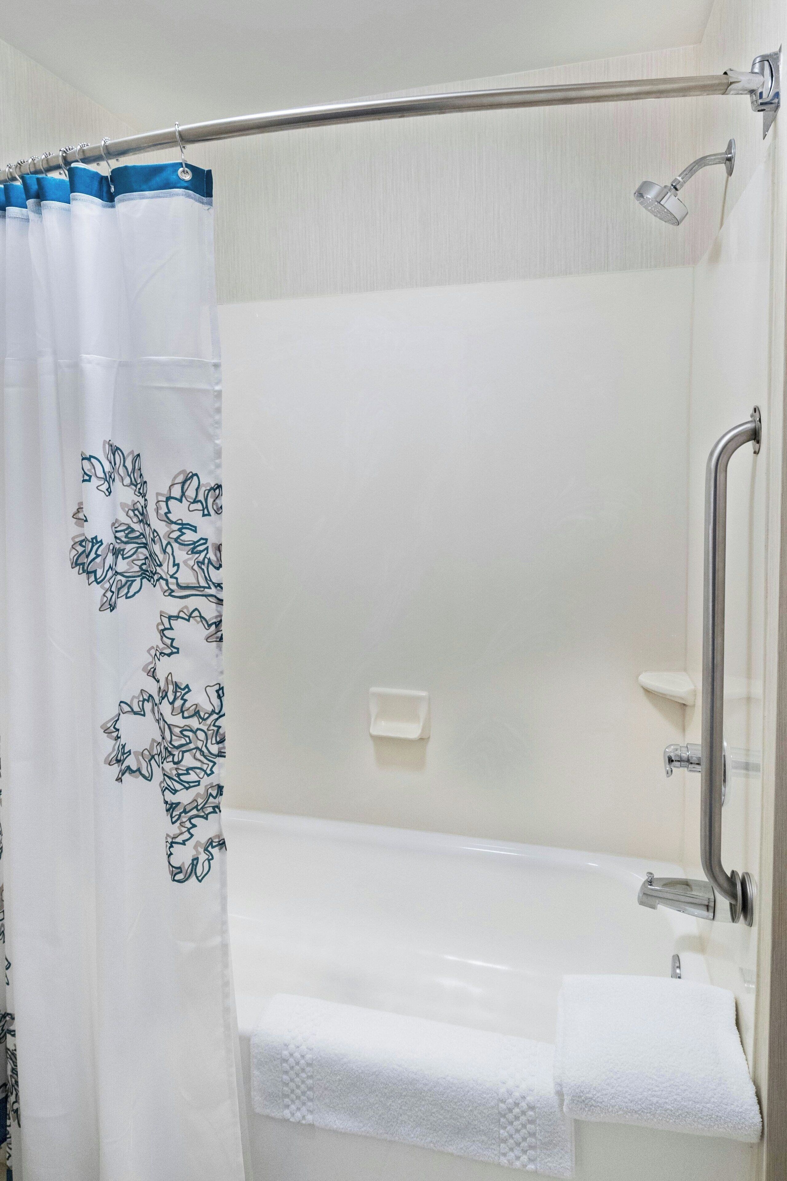 combined shower/bathtub, hair dryer, towels