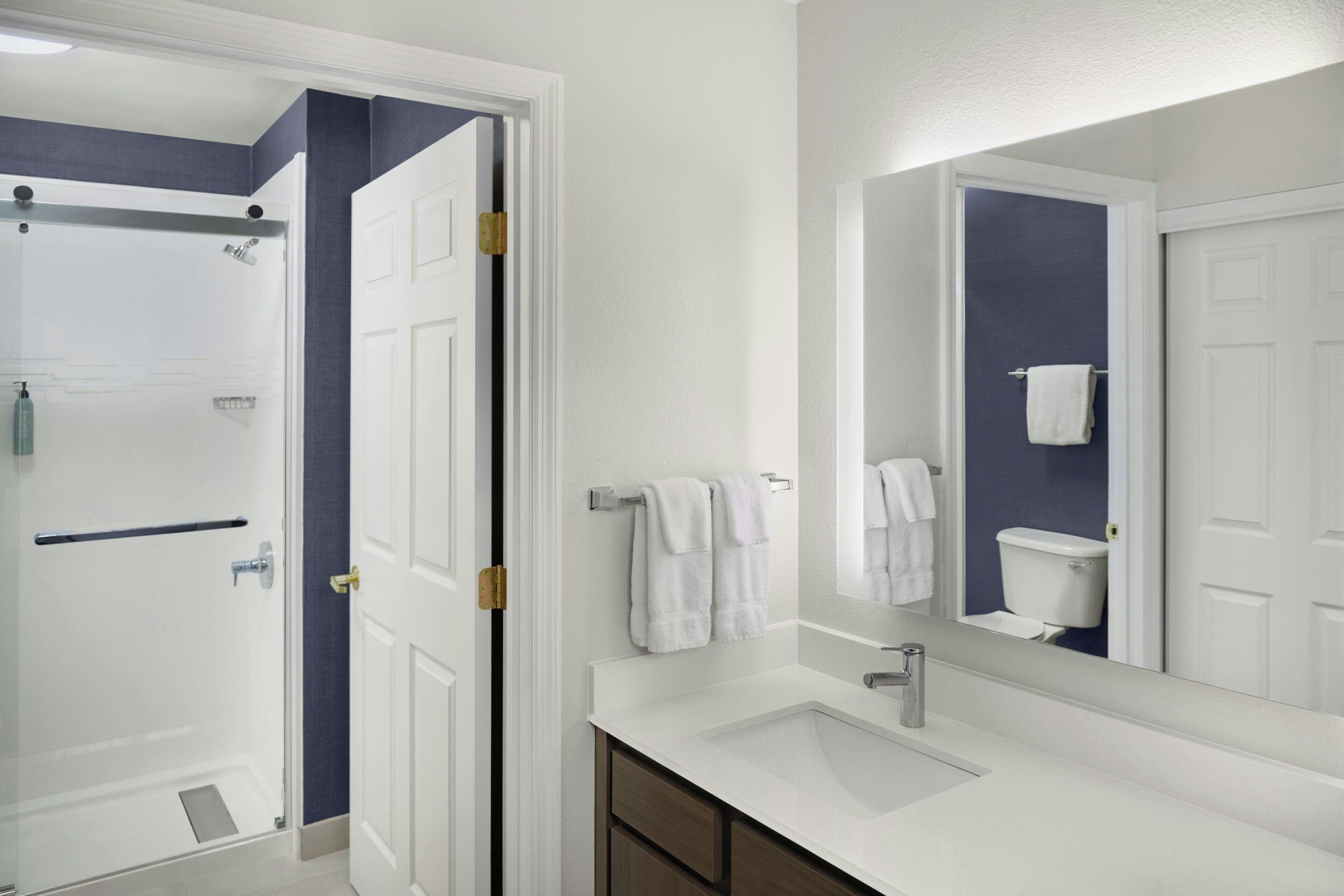 Suite, 2 kamar tidur, Boleh Merokok | Kamar mandi | Kombinasi shower/bathtub, pengering rambut,  dan handuk