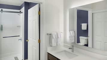 Suite, 2 kamar tidur, Boleh Merokok | Kamar mandi | Kombinasi shower/bathtub, pengering rambut, dan handuk