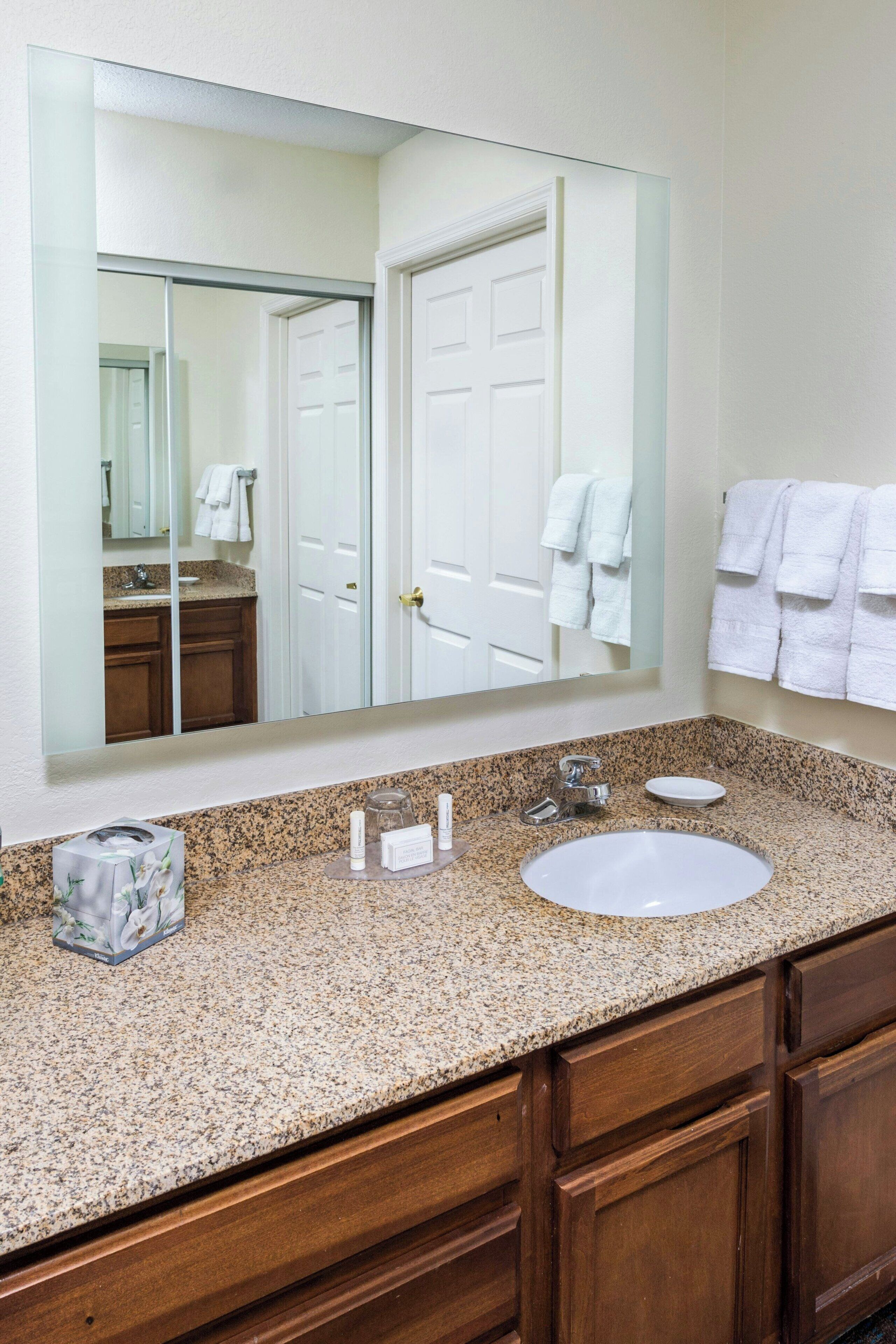 combined shower/bathtub, hair dryer, towels
