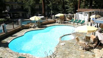 Una piscina al aire libre, tumbonas