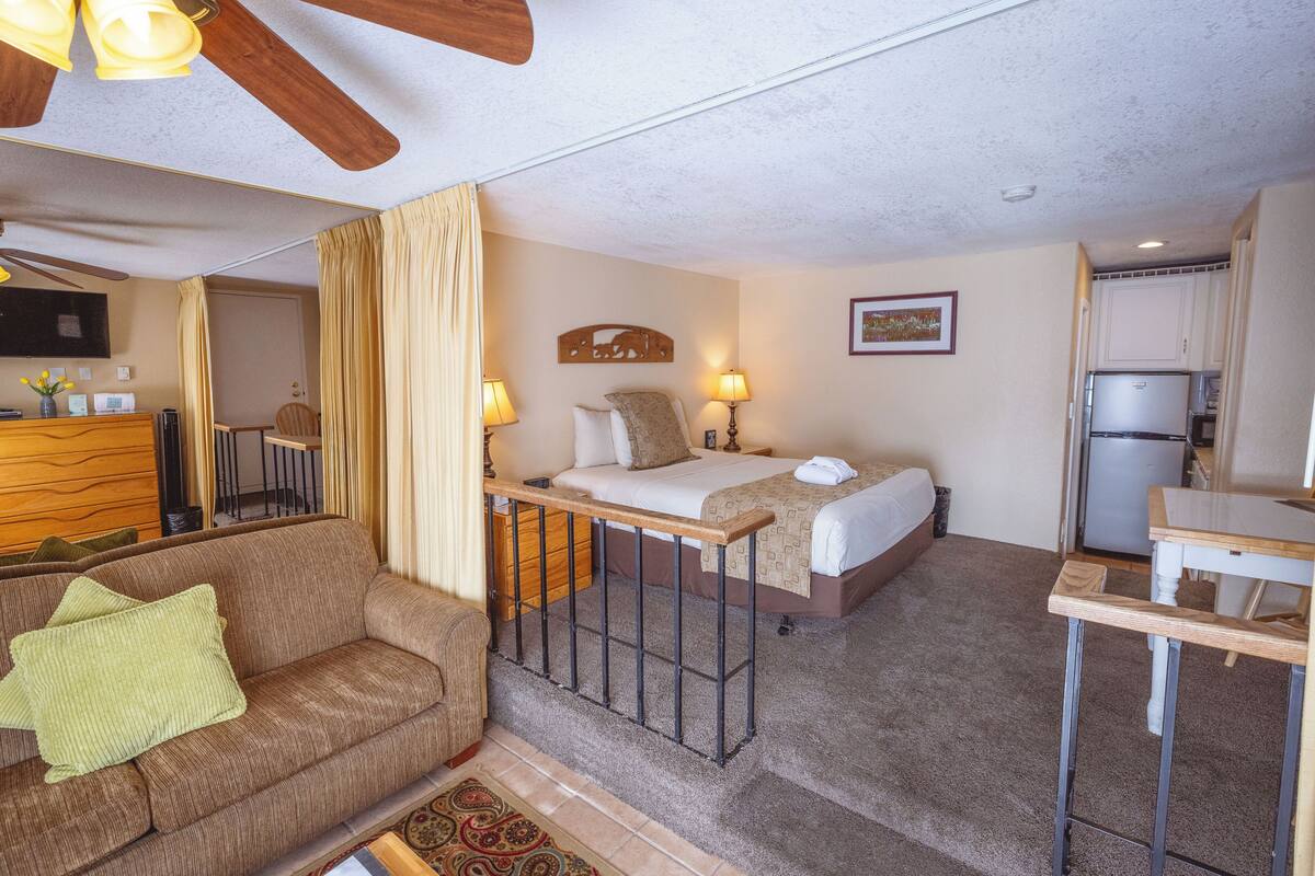 Studio, 1 queensize-seng med sovesofa | Sengetøy av topp kvalitet, strykejern/-brett og barnesenger (inkludert)