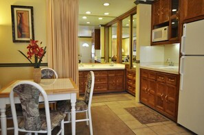 Fridge, microwave, coffee/tea maker, toaster - The Americana Village (South Lake Tahoe)