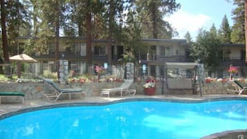 Piscina externa, espreguiçadeiras