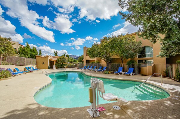 Innenpool, Außenpool (je nach Saison geöffnet), Sonnenschirme