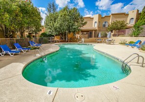 Piscina interna, piscina externa sazonal