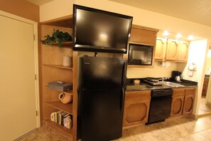 Studio | Private kitchenette | Full-size fridge, microwave, dishwasher, coffee/tea maker