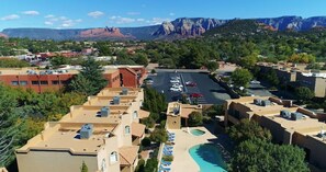 Un complexe hôtelier comprenant plusieurs bâtiments, un parking et une piscine.