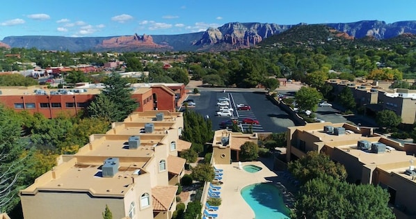 Un complexe hôtelier comprenant plusieurs bâtiments, un parking et une piscine.