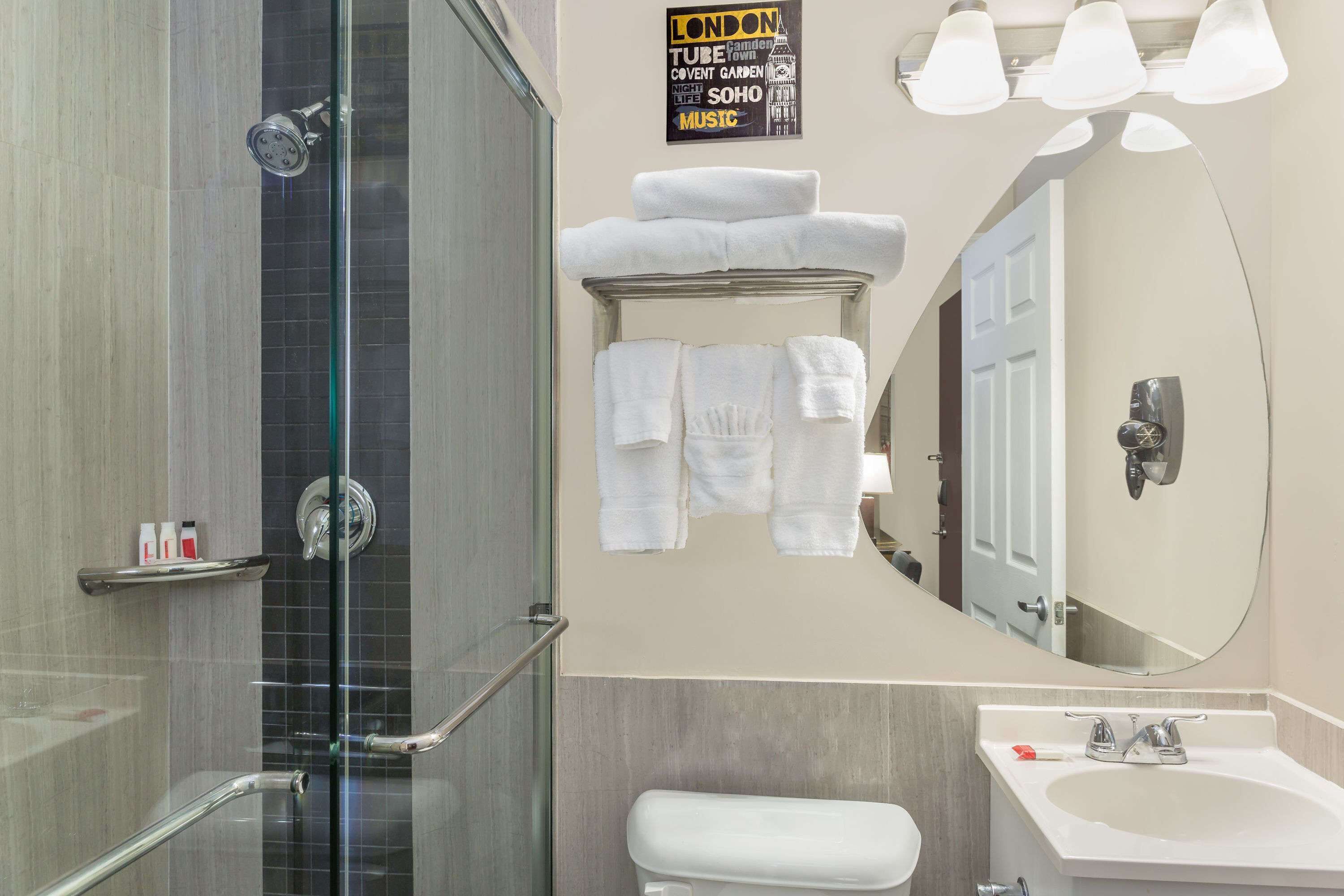 room, 1 king bed, non smoking | bathroom | free toiletries, hair dryer, towels