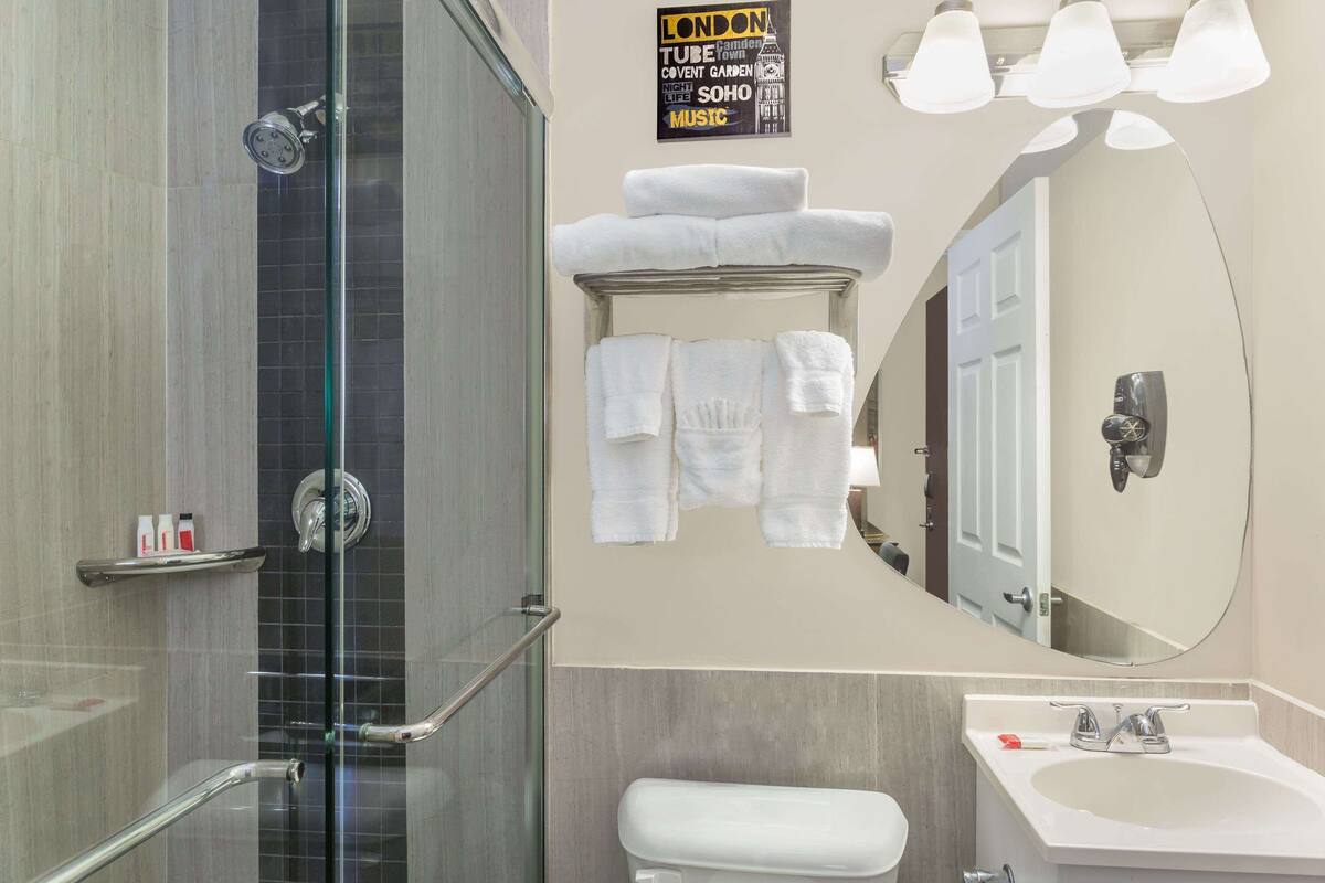 room, 1 king bed, non smoking | bathroom | free toiletries, hair dryer, towels