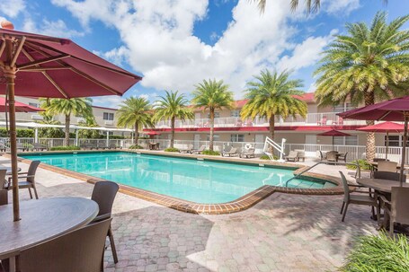 Ramada by Wyndham Miami Springs Miami International Airport - Image 2