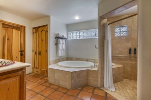 2 Bedroom 2 King Suite with Roll-in Shower | Bathroom | Separate tub and shower, free toiletries, hair dryer, towels - Hilton Vacation Club Rancho Manana Phoenix/Cave Creek (Cave Creek)