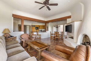 Televisión de pantalla plana y chimenea 