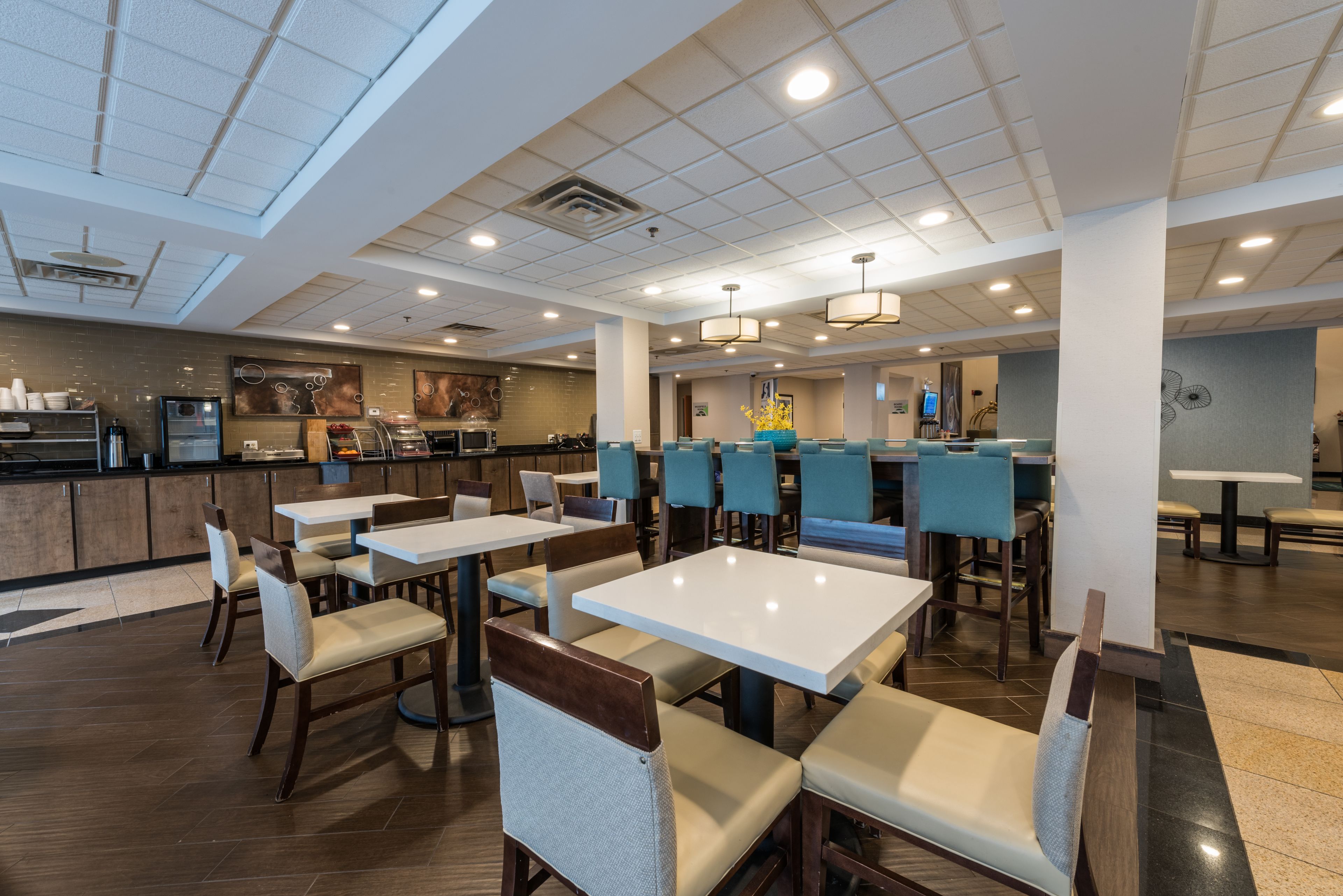 Un intérieur de restaurant moderne avec des banquettes, des tables et un comptoir.