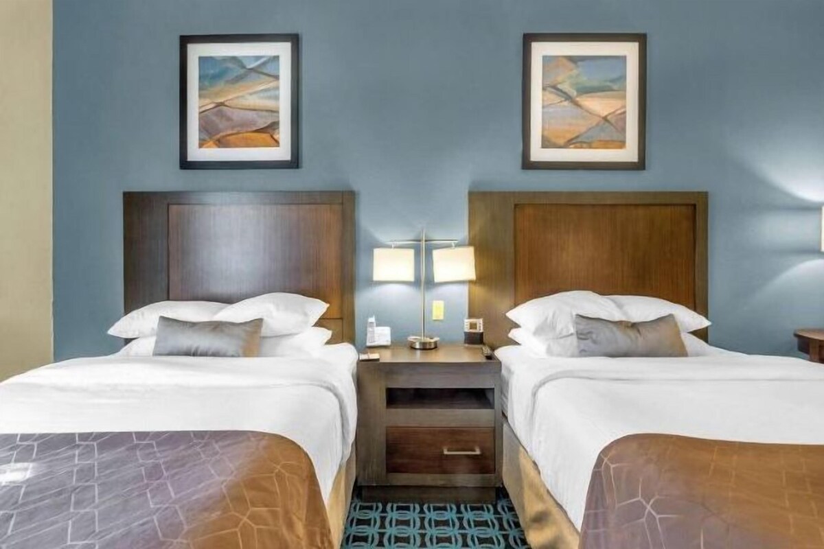 2 Queen Beds, Deluxe Room, Non-Smoking