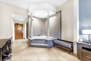 Suite estudio superior, 1 cama de matrimonio grande, no fumadores | 1 dormitorio, caja fuerte, escritorio