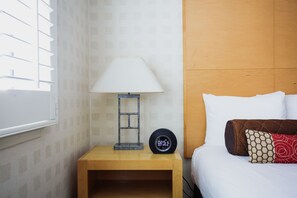 Deluxe Room, 1 Queen Bed | Premium bedding, down duvets, desk, blackout curtains - Menlo Park Inn (Menlo Park)