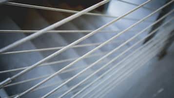 Gros plan d’une structure métallique avec des lignes diagonales, qui pourrait faire partie d’une rambarde ou d’un système de soutien.