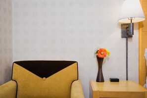 Combined shower/tub, free toiletries, hair dryer, slippers