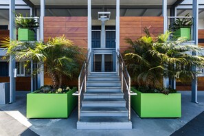 Exterior detail - Menlo Park Inn (Menlo Park)