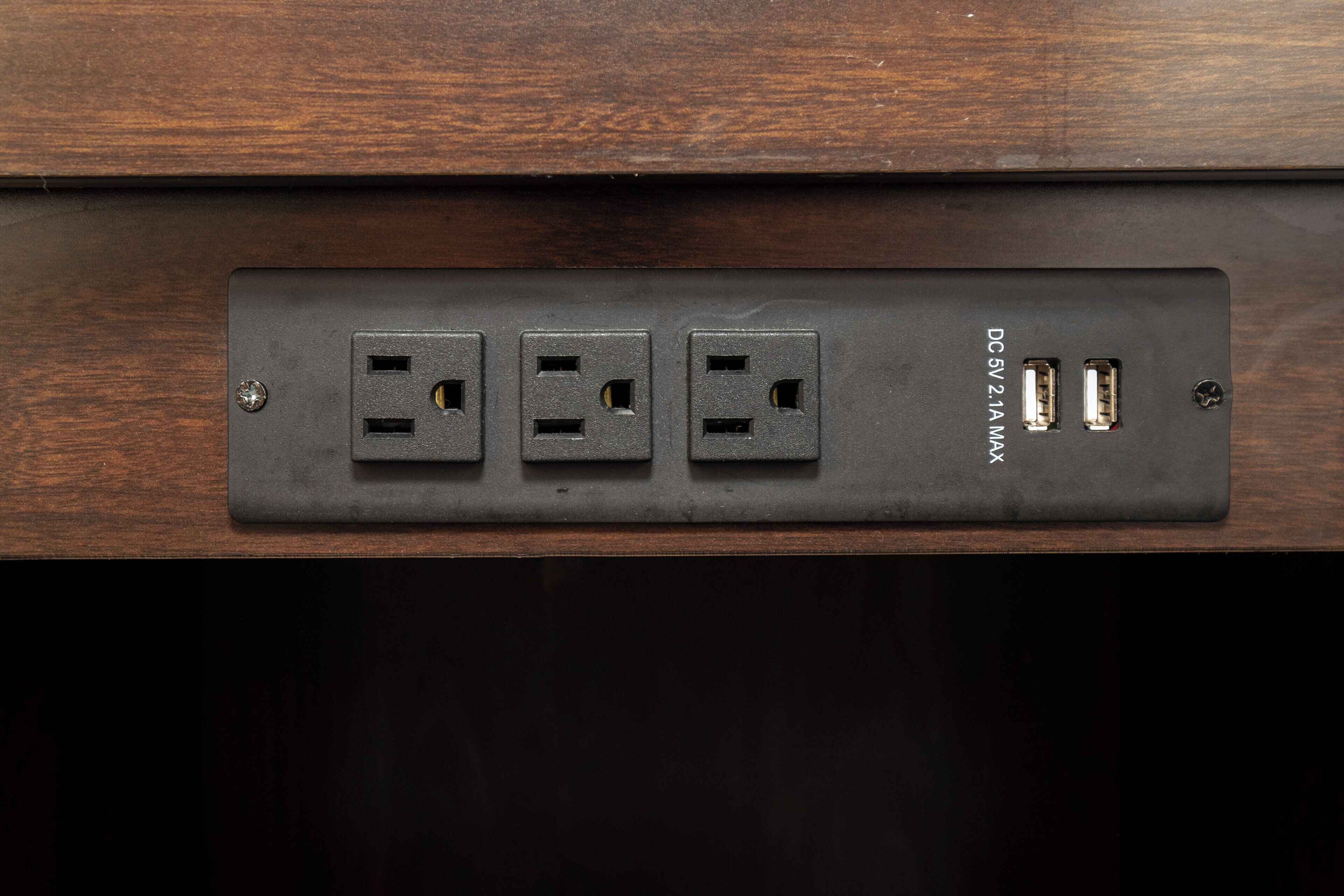 Une prise électrique murale dotée de quatre prises et de deux ports USB.