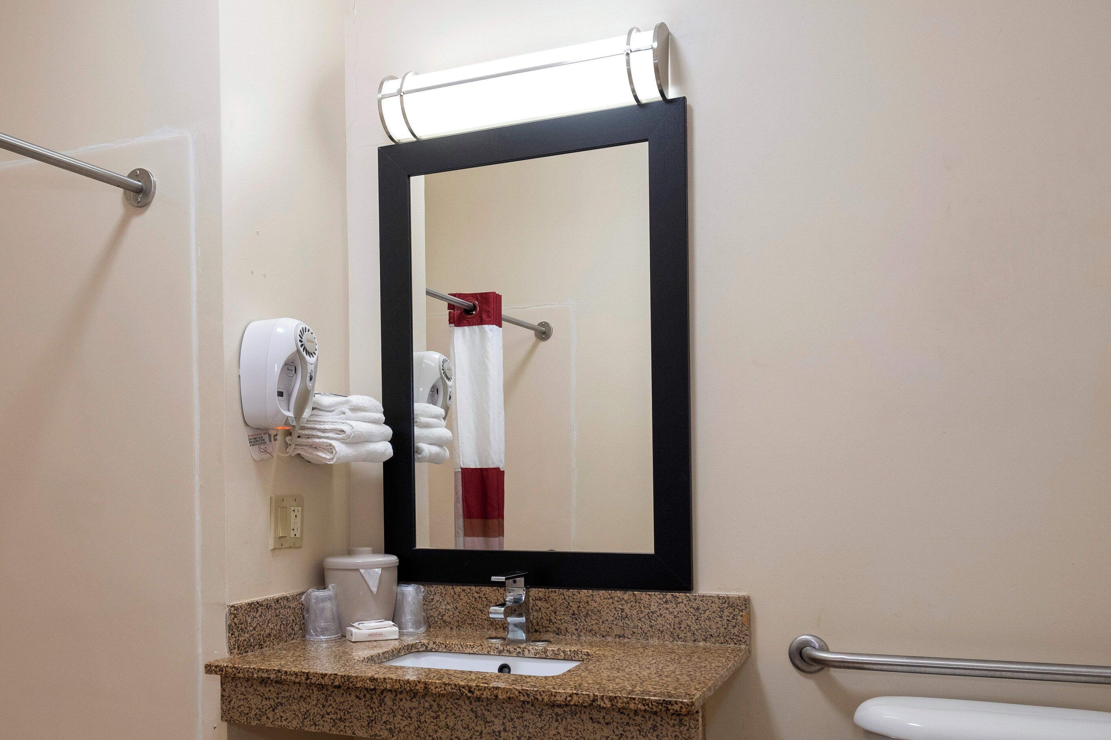 Camera Deluxe, 2 letti queen, accessibile ai disabili (Smoke Free) | Bagno accessibile ai disabili