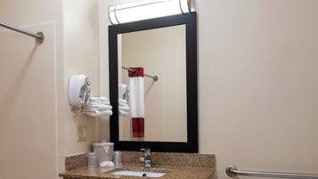 Deluxe kamer, 2 queensize bedden, toegankelijk voor mindervaliden (Smoke Free) | Rolstoeltoegankelijke badkamer