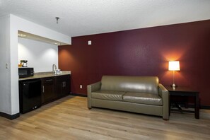 1 bedroom, desk, iron/ironing board, free cots/infant beds