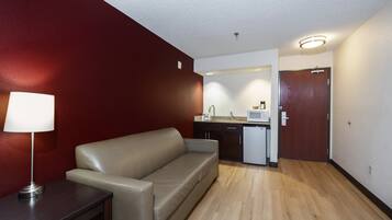 Suite, 1 kingsize bed, toegankelijk voor mindervaliden (Smoke Free) | Een bureau, een strijkplank/strijkijzer, gratis babybedden, gratis wifi