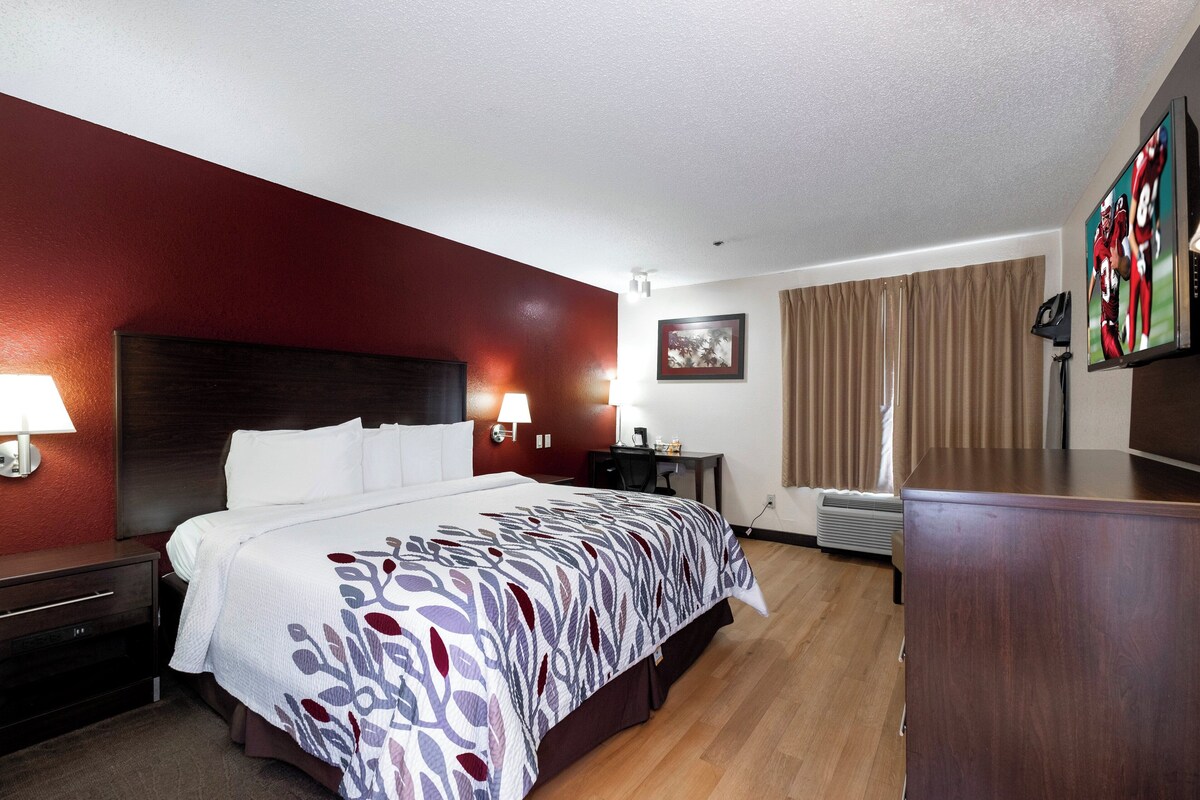 Deluxe Room, 1 King Bed, Accessible (Smoke Free) | Desk, iron/ironing board, cribs (free), WiFi (free)
