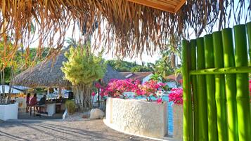 Bar en bord de piscine