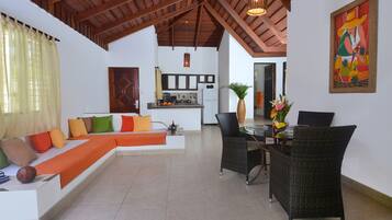 Cubrecamas y caja de seguridad en la habitación