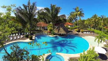 Piscine extérieure, parasols de plage, chaises longues