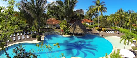 Piscine extérieure, parasols de plage, chaises longues