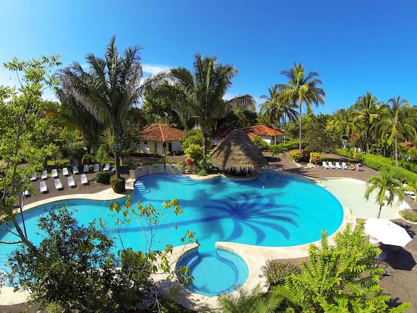 Piscine extérieure, parasols de plage, chaises longues