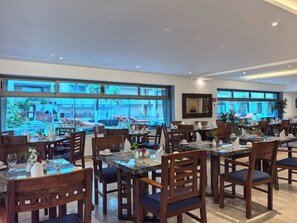 4 restaurants servant le petit déjeuner, le déjeuner et le dîner