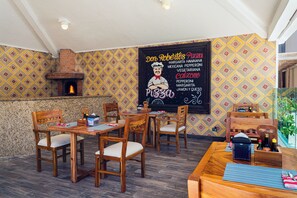 4 restaurants; breakfast, lunch, dinner, and brunch served
