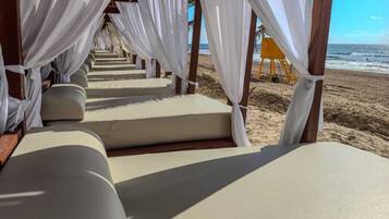 Aan het strand, wit zand, strandlakens